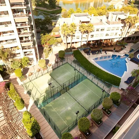 Sunny Beachfront Pool 아파트