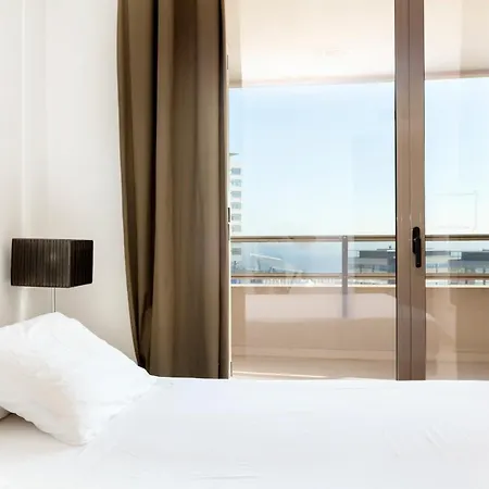 Sunny Beachfront Pool 바르셀로나